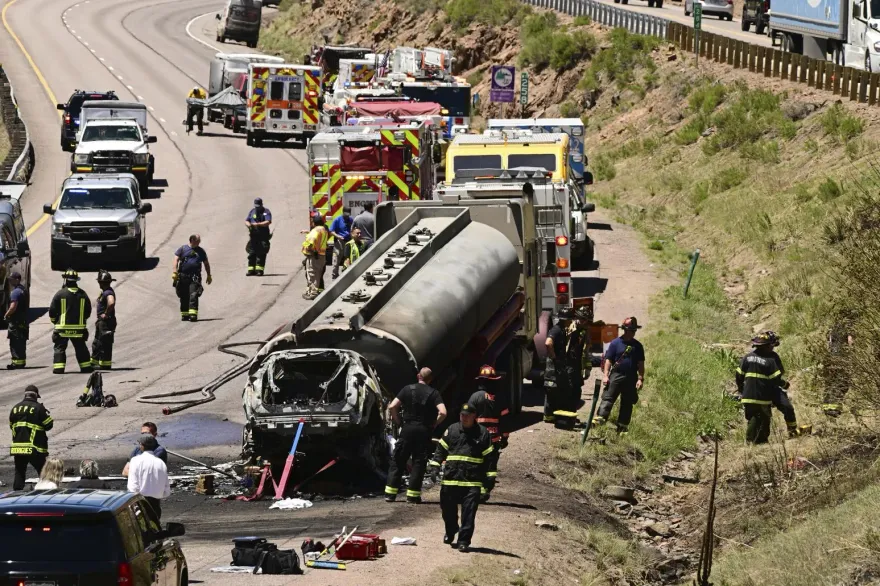 影/小客車狠撞油罐車當場爆炸起火　2駕駛1死1傷