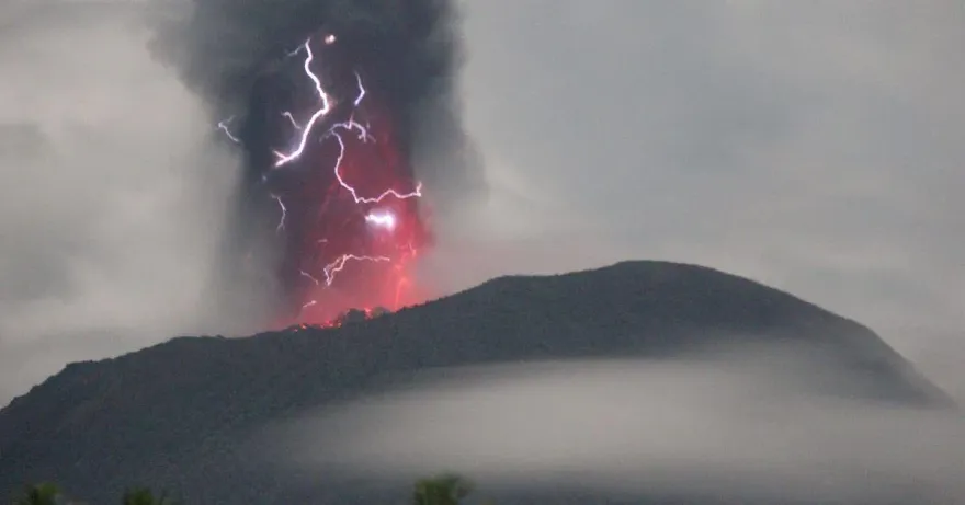 灰柱竄天伴「紫色閃電」！印尼伊布火山噴發　7村落居民急撤離