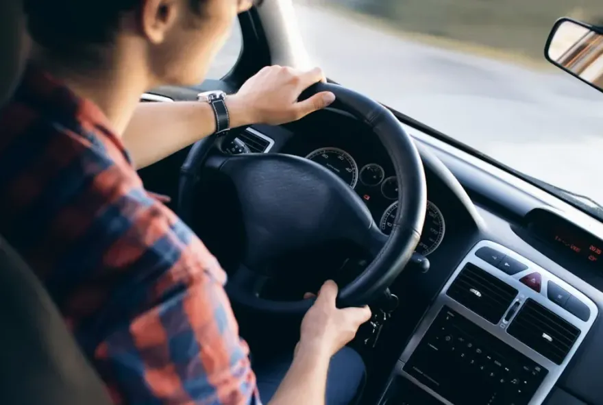 Uber司機開車大玩「排檔桿」！26歲辣妹嚇傻：抬頭就看見他在DIY