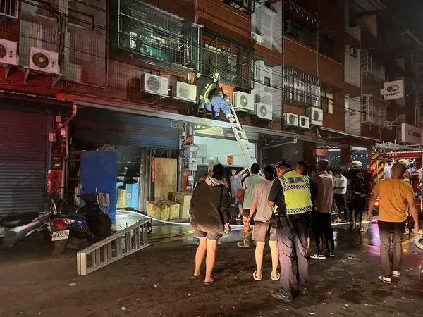 彰化深夜織襪廠火警！疑附近民眾放煙火釀災　祖孫三代7人一度受困