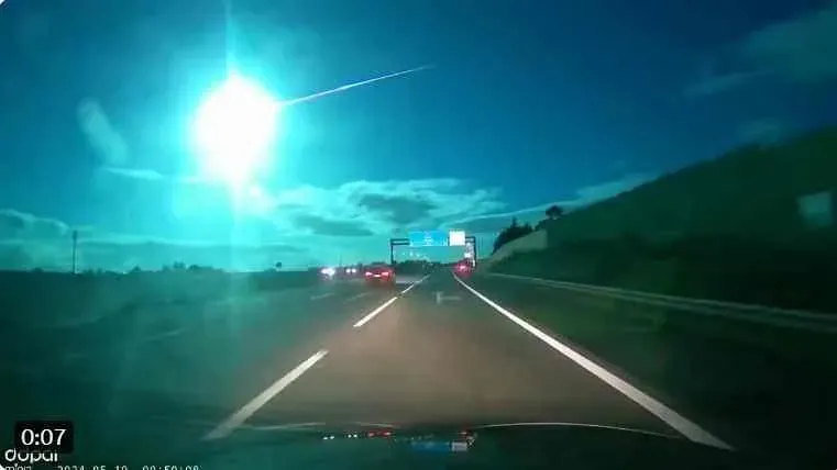 影/驚人「超巨大藍色流星」劃過天邊！黑夜照亮如白天　官方證實了