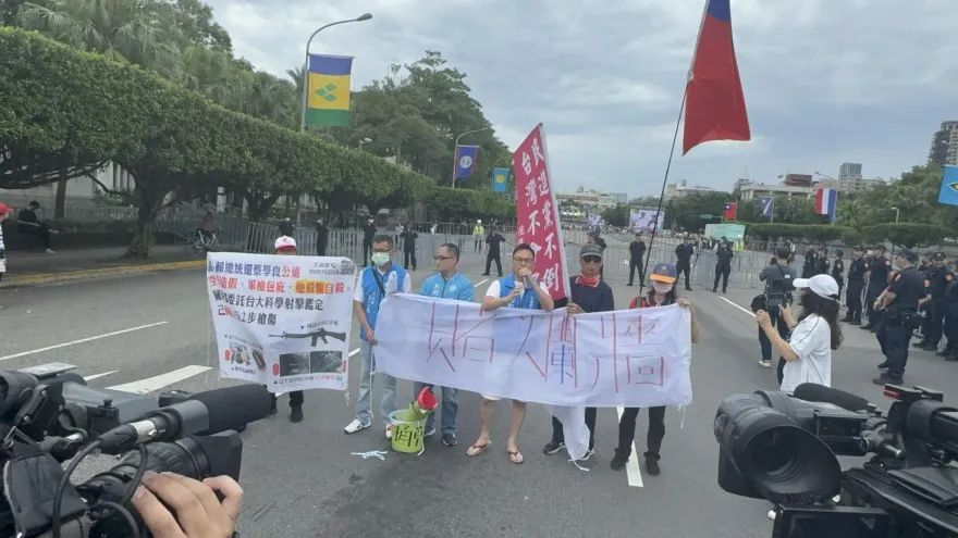 快訊/520府前景福門陳抗現場直擊！統獨團體互嗆、為子申冤火力全開