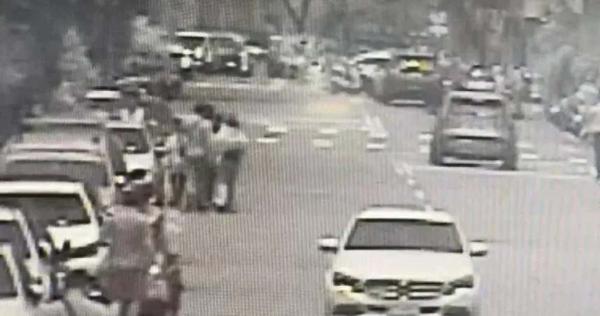 一中商圈大白天搶賓士強拉12歲男丟包　驚悚畫面曝光！