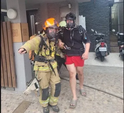快訊/屏東透天厝遭祝融！男子受困3樓陽台　警消急架梯救下