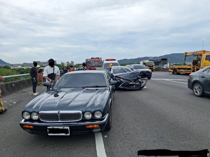 快訊/國3北上土城段5車追撞！轎車車頭撞爛全毀　4傷緊急送醫