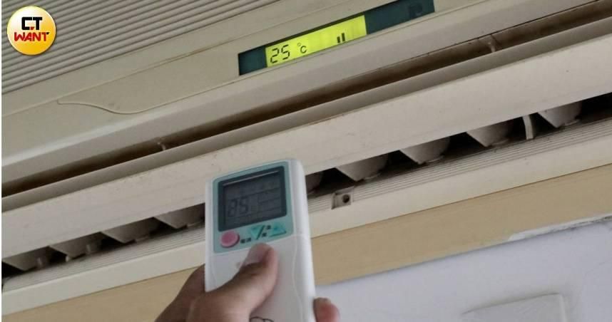 兩層樓吹冷氣狂用「2922度」　他見帳單傻眼：已經裸睡了