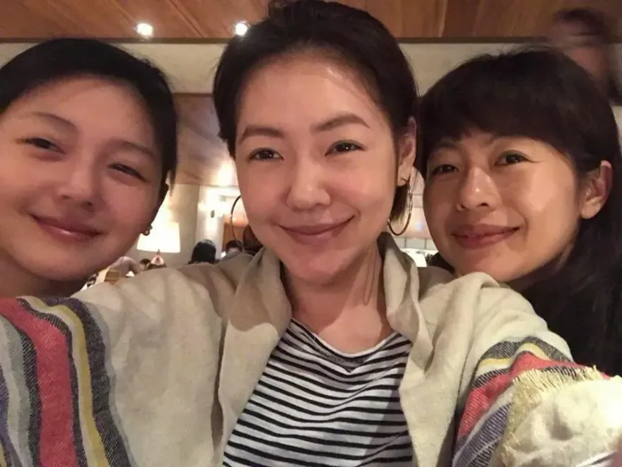 小S大姊50歲了！姊妹牽手畫面曝光　她憶1事告白：好多小事浮上心頭