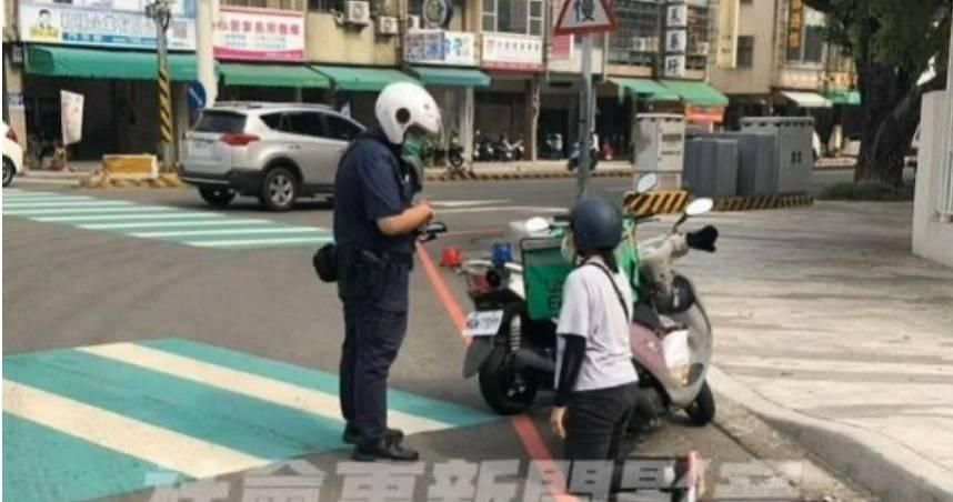 法不容情！女外送員「未二段式左轉」遭攔　當街跪警求饒：別開單