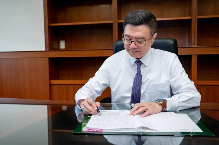 卓榮泰簽署第一份公文曝光！一上任急通過「前瞻基礎建設」食安計畫　撒幣74億元