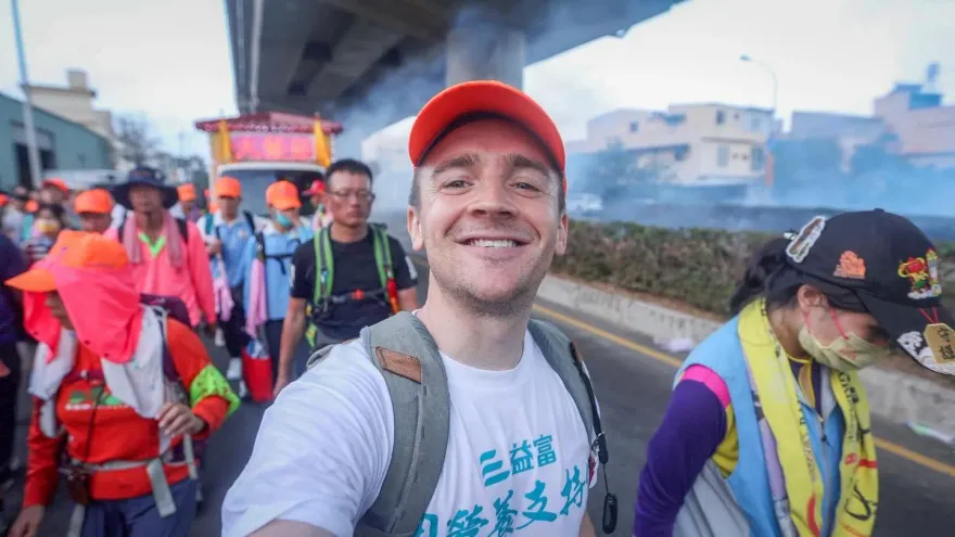 愛台YouTuber小貝米漿慘了！稱「立法院像職業摔角」遭出征　網怒：退訂頻道