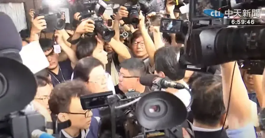 快訊/立院爆推擠衝突！國民黨人數優勢擋住民進黨  成功攻佔主席台