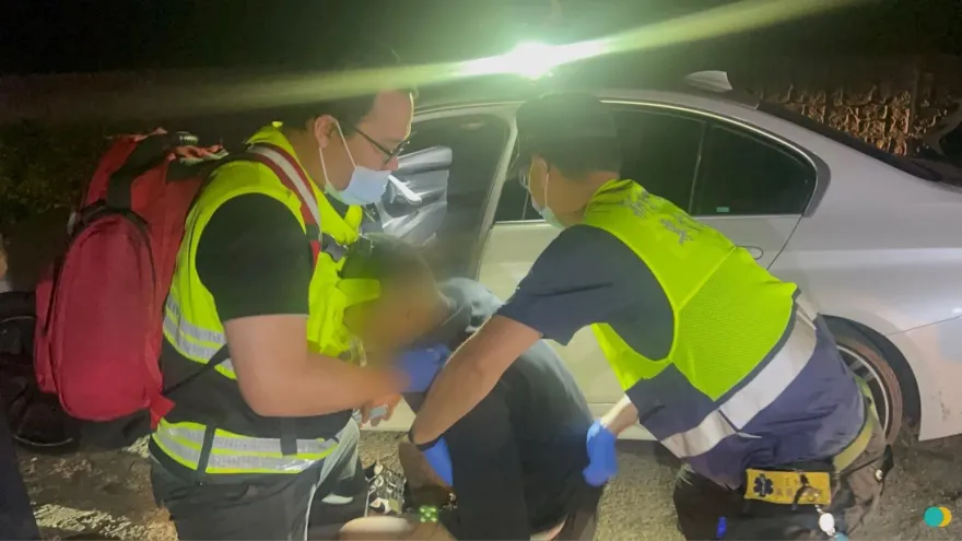 影/BMW掛假牌！遇警「飆車狂逃」　三峽警「連轟10槍」他雙腿中彈送急診