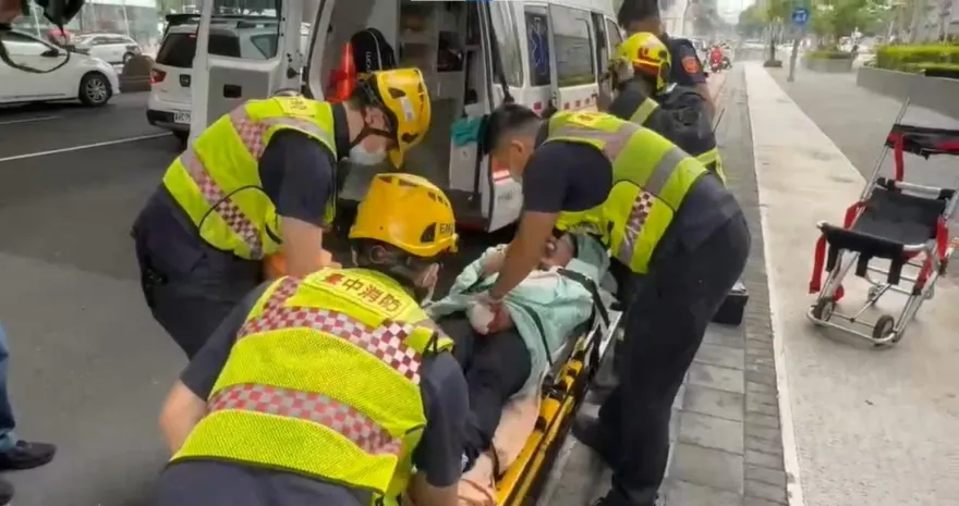 台中捷運驚傳「驚悚砍人案」！男子滿臉鮮血嚇壞民眾　乘客見義勇為擒抱制伏