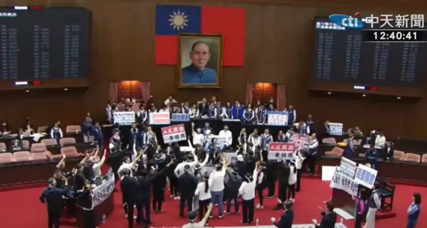 國會改革案出現驚人畫面！洪孟楷曬鐵證嗨翻：三黨共識