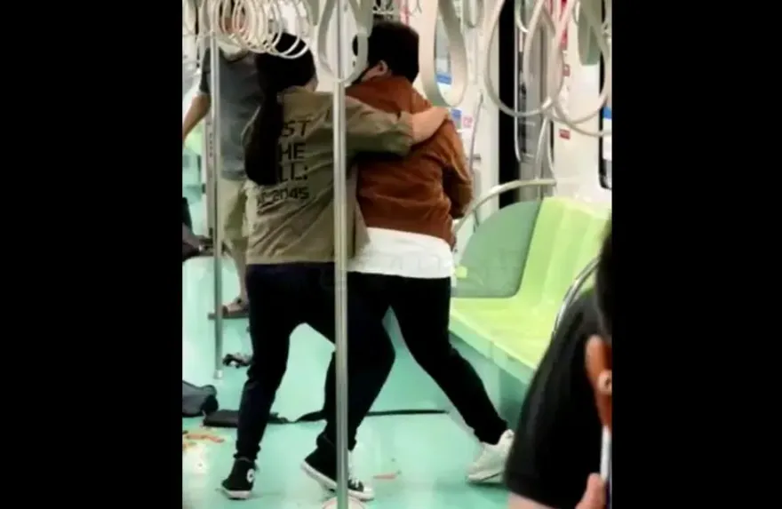 力阻中捷亂砍！馬尾哥一打一「徒手搶刀」濺血　網挖IG：有在練