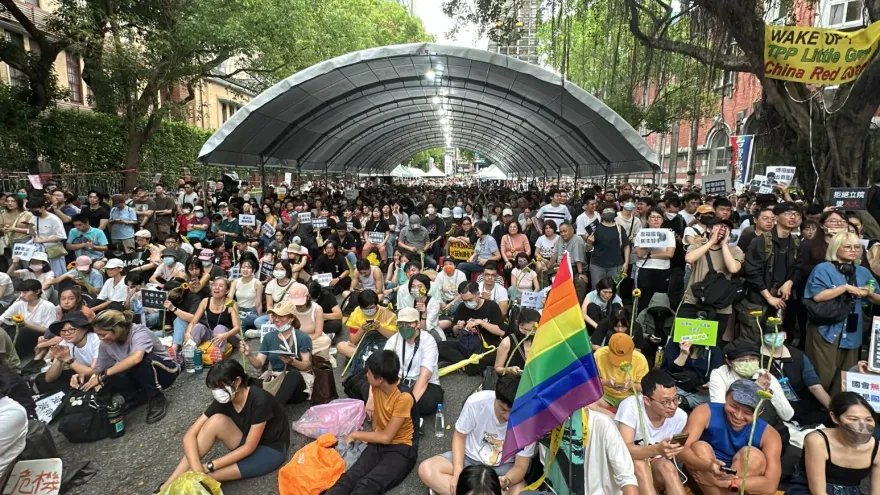 綠營動員群眾抗議？網友酸「民主夜市」還幫黨拔擢人才