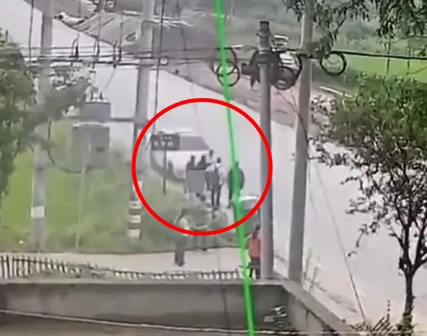 影/驚悚畫面曝！男駕駛開車撞死5名路人　目擊者：他們在等公車