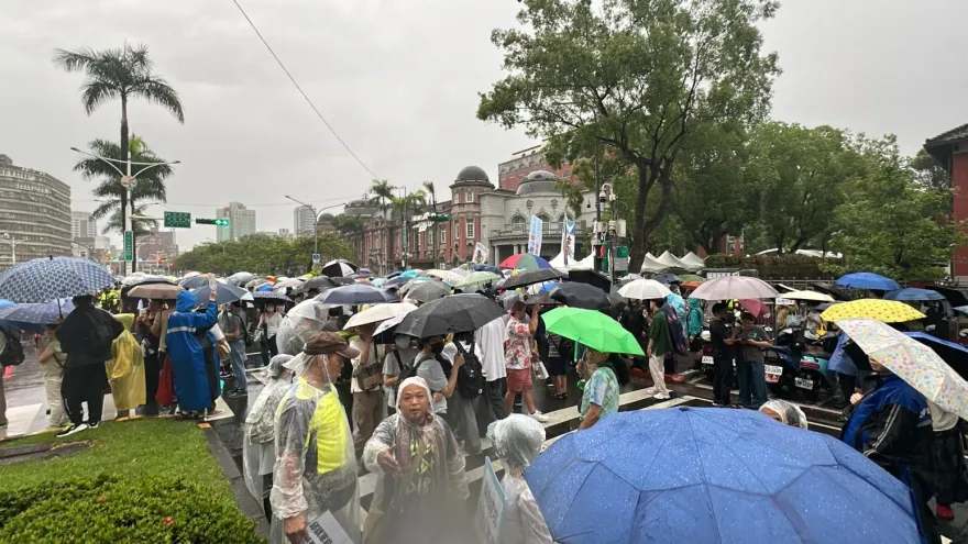 快訊/立院外人潮警封閉中山南路慢車道　新任內政部長、警署長場外視察
