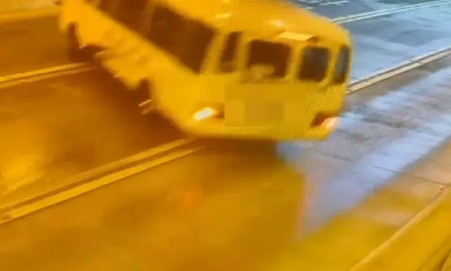 影/差點翻車驚悚畫面曝！康橋校車失控滑行　猛撞文山隧道壁