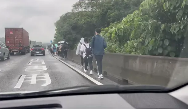 影/校車壞去…學生竟列隊「國道大縱走」！　警方調查結果出爐