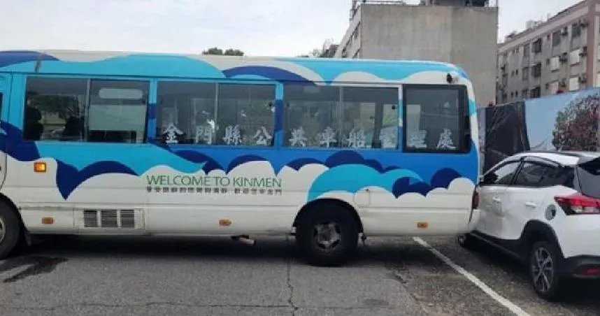 這下慘了！公車司機急下車上廁所「忘做這件事」撞凹休旅車