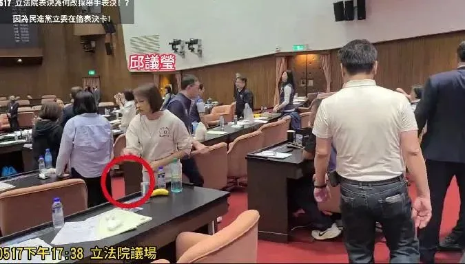 影/抓到了！立法院會為何改採舉手表決　綠委遭控偷藍營表決卡畫面曝光