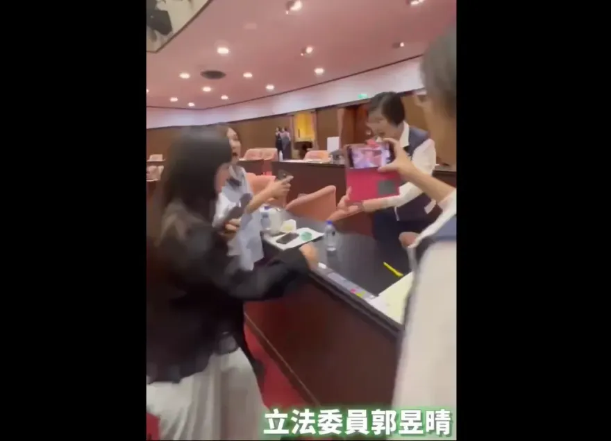 黃捷偷表決卡？承認「把卡拿去還給議事人員」　女綠委圍攻徐欣瑩可怕影片曝