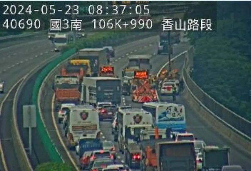 快訊/國3南向107K香山路段「轎車、大貨車追撞」！　佔用外線車道回堵5公里