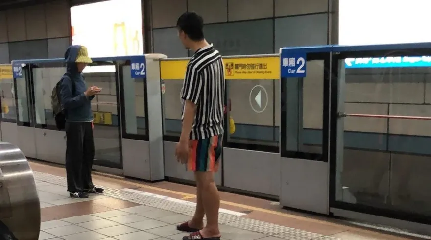 北捷怪男持打火機猛點火！疑精神狀況不佳　捷警強制陪同出站