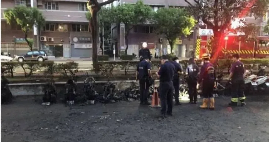 離奇！高雄老舊機車暗夜起火　15車慘遭波及燒成骨架