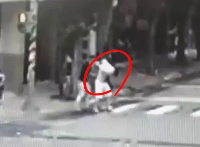快訊/新北永和仁愛路上傳砍人！背部、腹部多處刀傷　滿身是血