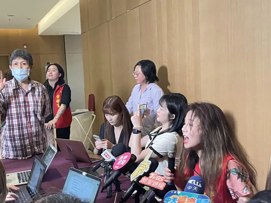 快訊/北市演藝工會理事長資格被質疑　2女抗議「曹雨婷不是藝人」遭助理潑水