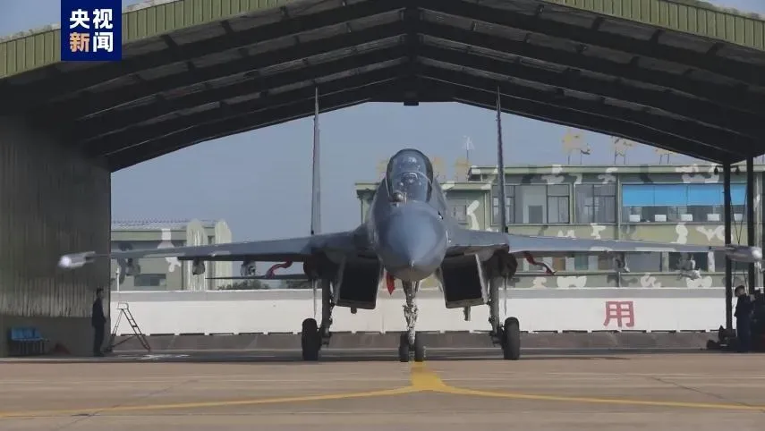 影/解放軍圍台軍演畫面曝！南通號護衛艦現身　戰機「滿掛實彈」抵近台島