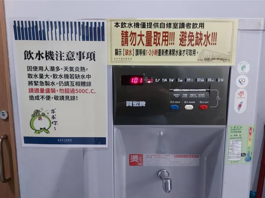 台南幹水怪？阿伯提桶「闖圖書館裝水」1次提3公升走　館長：要有公德心