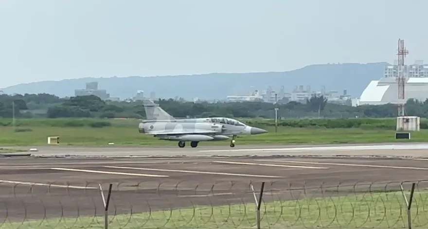 影/解放軍圍台軍演瀕臨開戰？空軍幻象戰機「掛彈升空」　新竹基地直擊畫面曝