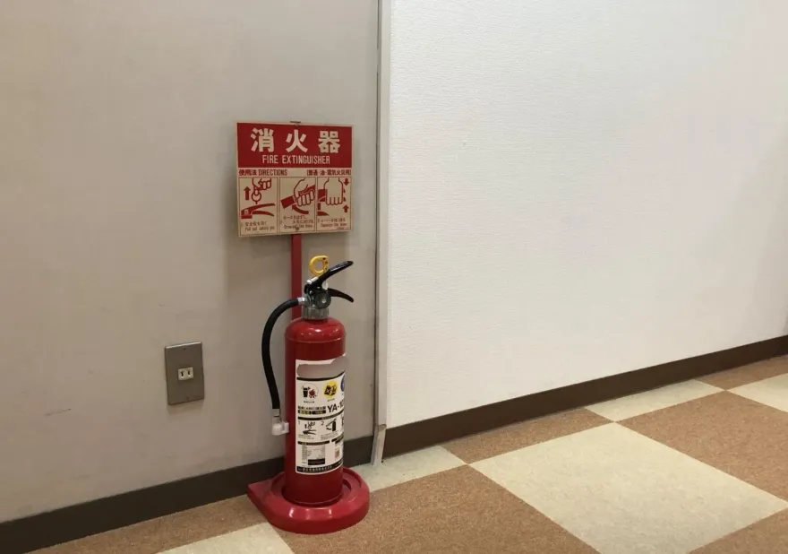 思覺失調豪宅保全「滅火器狂尻主管頭」！他怒「是西瓜早就破了」告到底
