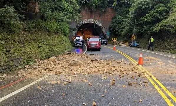 瑞芳台2丁線發生坍方落石！隧道口佈滿大小石塊　占用一線車道