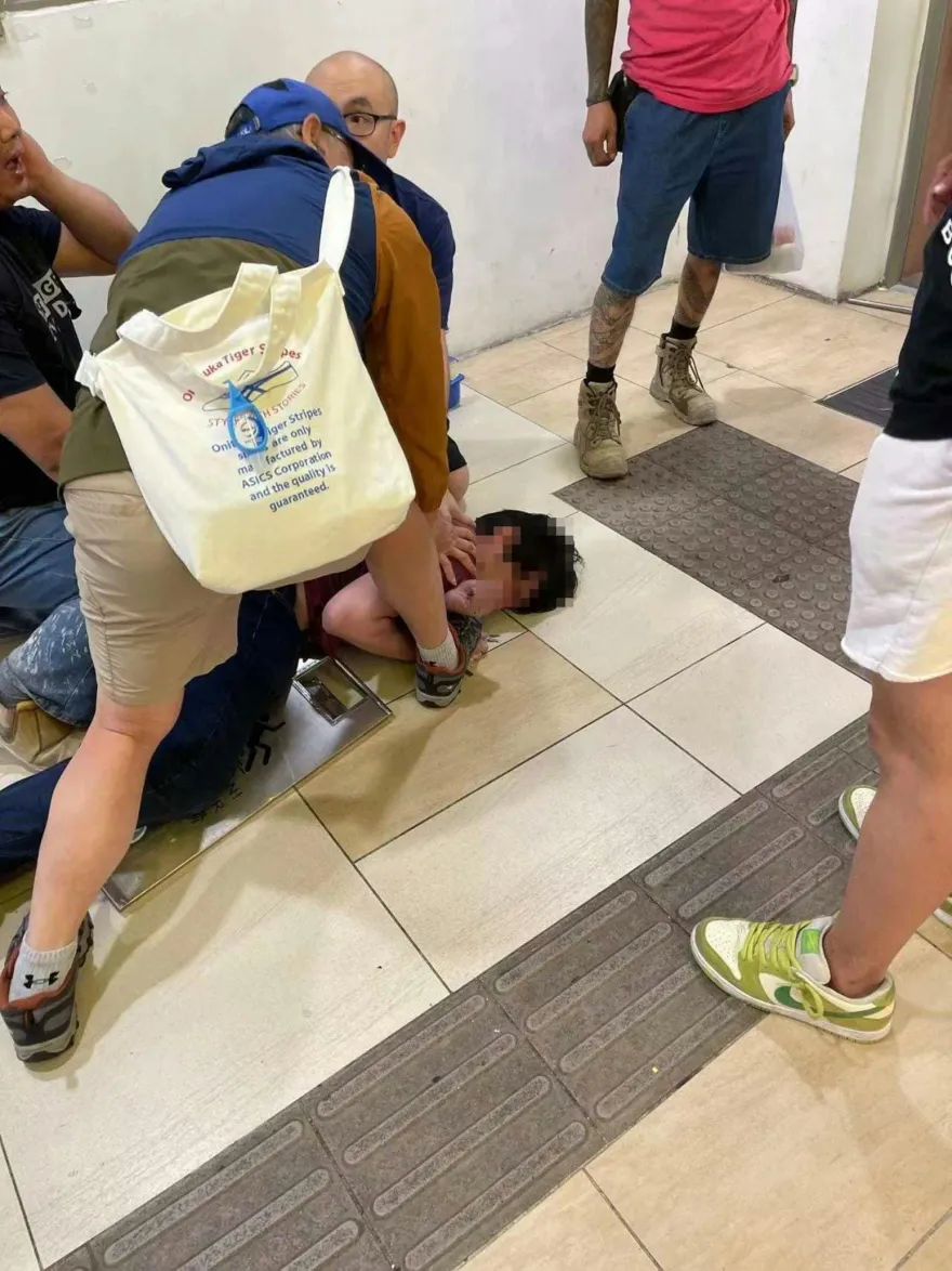 影/香港也傳砍人！男子持菜刀闖快餐店「猛砍收銀員」　驚險對峙畫面曝光