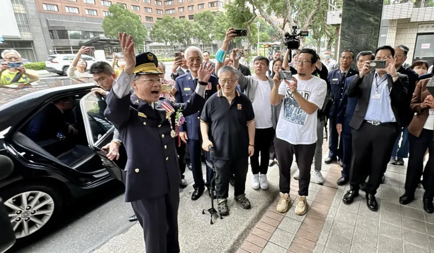 台大博士班榜首「棄高薪當警察」　疑發文批警政署長慘遭處分