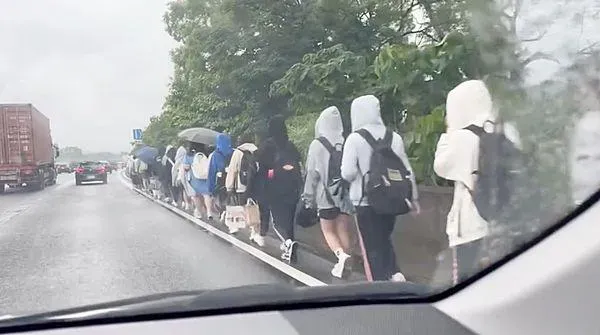 影/30學生冒雨「步行國3」　氣切司機「表錯情」恐吞1200元罰單