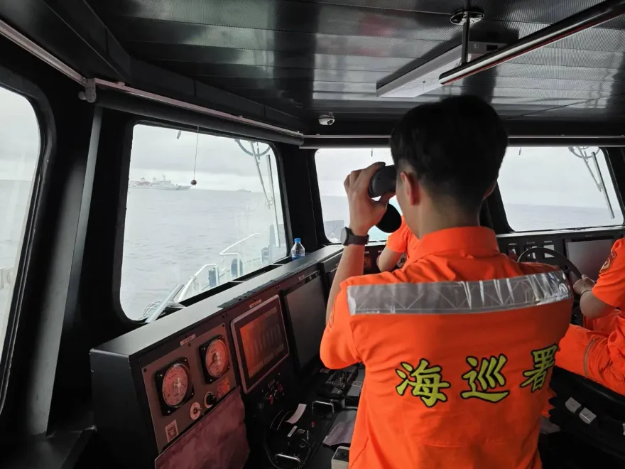 海巡硬起來！圍台軍演彭佳嶼告急　宜蘭艦「廣播驅離」解放軍飛彈驅逐艦益陽號