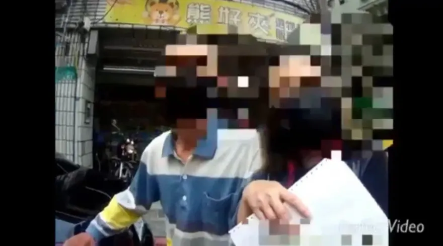 影/8旬翁路邊突癱軟昏厥身體不適　北市暖警警車鳴笛火速助送醫
