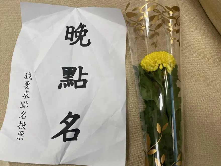 影/年輕馬尾女假冒記者混入立委研究室　被抓包拿板遮臉狂跳針喊：我沒有騙警察