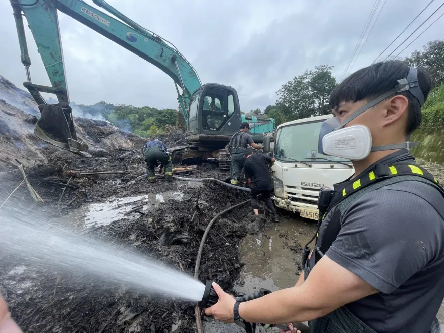 燒了7天7 夜！新竹芎林大火撲不滅　今空投「大水彈」滅火
