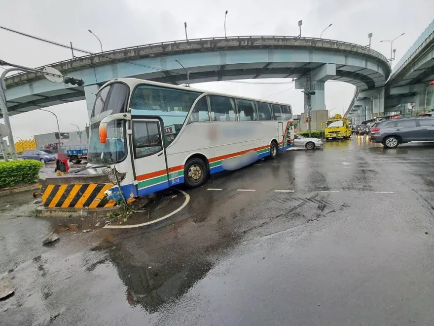 快訊/疑身體不適！五股遊覽車自撞分隔島、電桿　車頭全毀