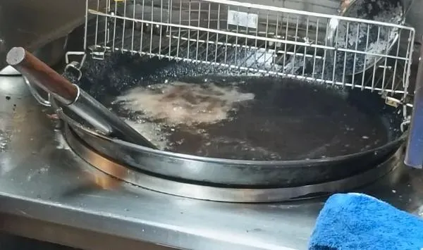 炸物店油鍋「黑如機油」！營養師揭「回鍋油5大特徵」吃多恐致癌