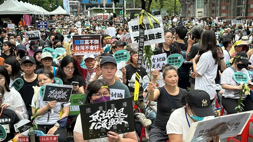 影/2萬人聚集立院外！中山南路管制　公民團體號召：下班下課的繼續來