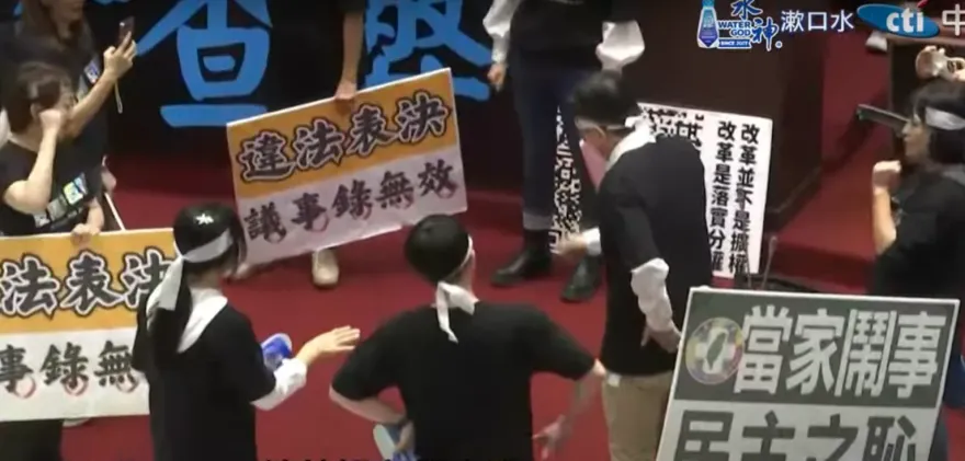 郭國文疑腰痛難忍　花3分鐘才走上發言台　韓國瑜尷尬苦笑