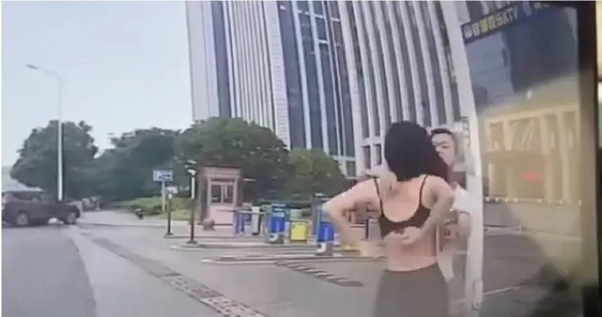 情侶路上吵架太熱？光天化日下女方竟當眾「怒解內衣」