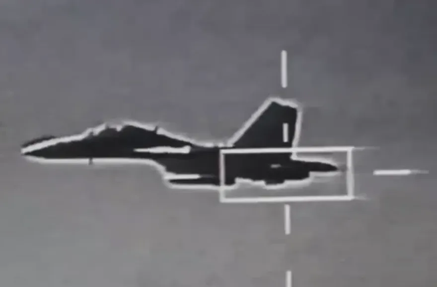 影/罕見「狙擊手莢艙」首曝光！空軍秀F-16V精準標定殲16、轟6